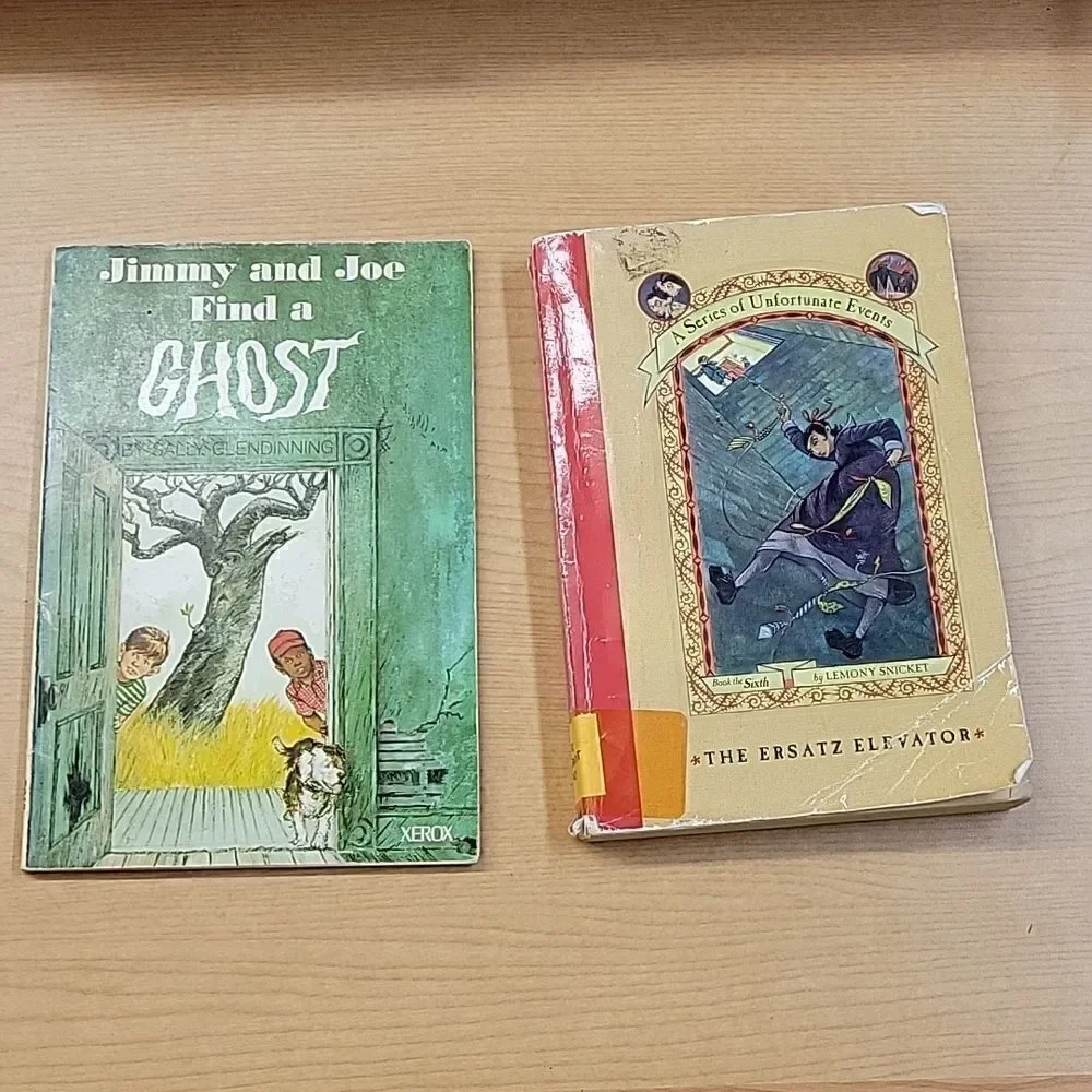 4 Ghost paperbooks 2 hardcover Ghost books‎